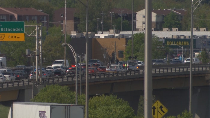 De nombreuses voitures et des véhicules d'urgence sur un pont.