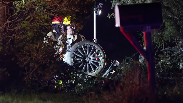 Une roue de voiture renversée devant l'oeil des pompiers.