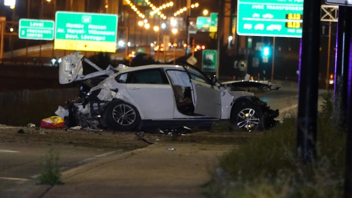 Une voiture blanche lourdement accidentée.