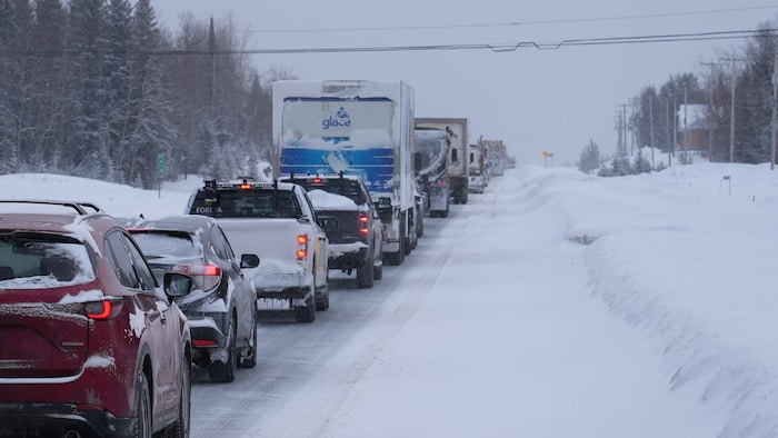 Des dizaines de véhicules arrêtés, en file, sur la route 117 à la suite d'un accident.