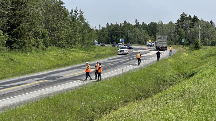 Des policiers et des enquêteurs sont leur les lieux de l'accident.