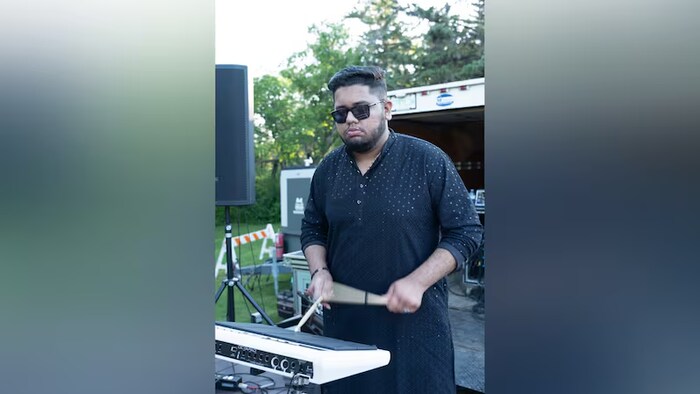 Un musicien joue sur un octapad.