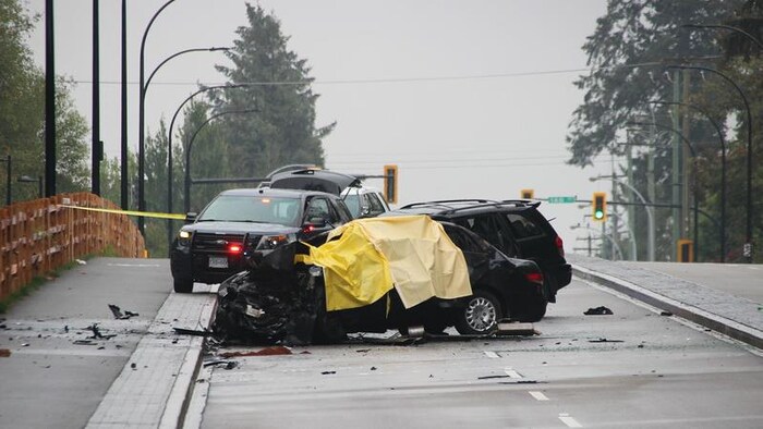 Deux voitures accidentées au milieu d'une route à Surrey, en Colombie-Britannique