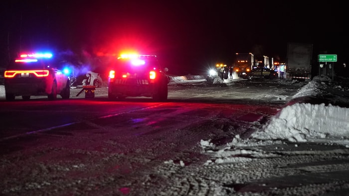 Des véhicules d'urgence sont rassemblés sur le lieu d'un accident de la route. 