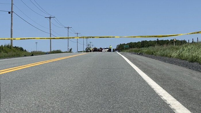 Une banderole de police encercle une scène d'accident.