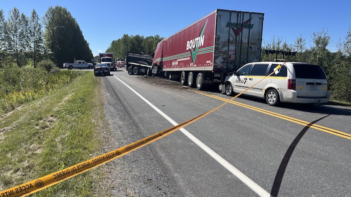 Des voitures qui sont entrées en collision sur la route 255.