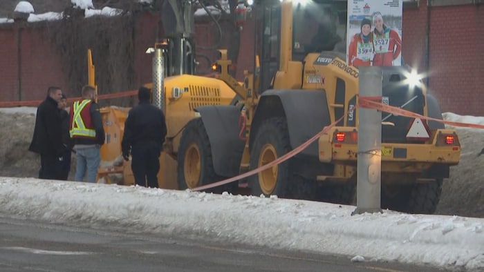 Un déneigeuse dans un périmètre de sécurité. 