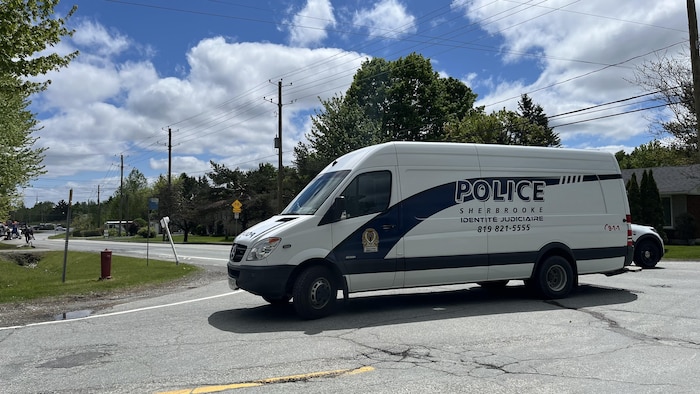 Une véhicule d'identité judiciaire de la du Service de police de Sherbrooke
