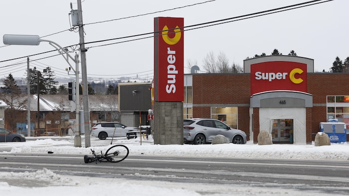 Un vélo et une enseigne du Super C.