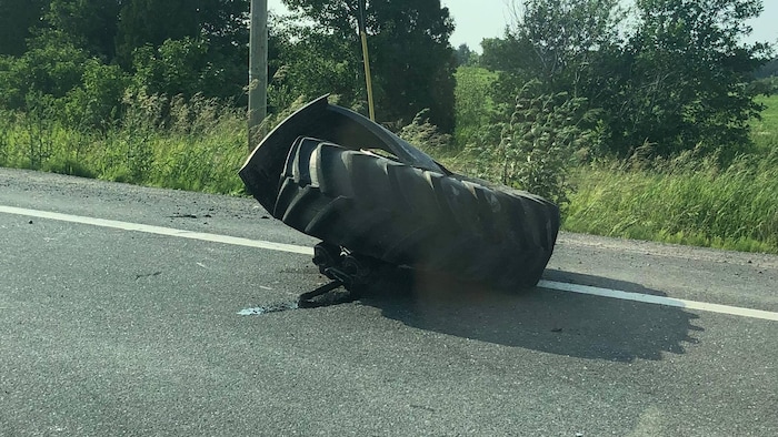 Collision Entre Une Voiture Et Un Tracteur à Saint Gédéon Radio Canada