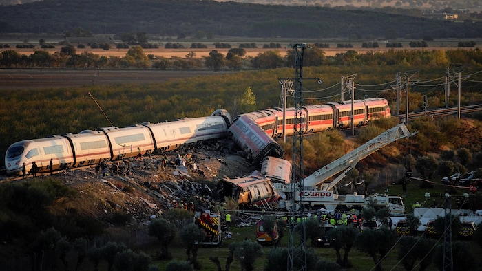 Vue aérienne de l'accident de train.