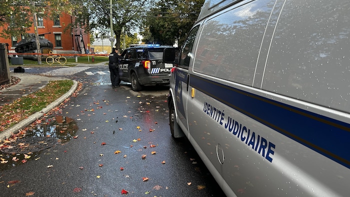 Un camion de l'identité judiciaire. 