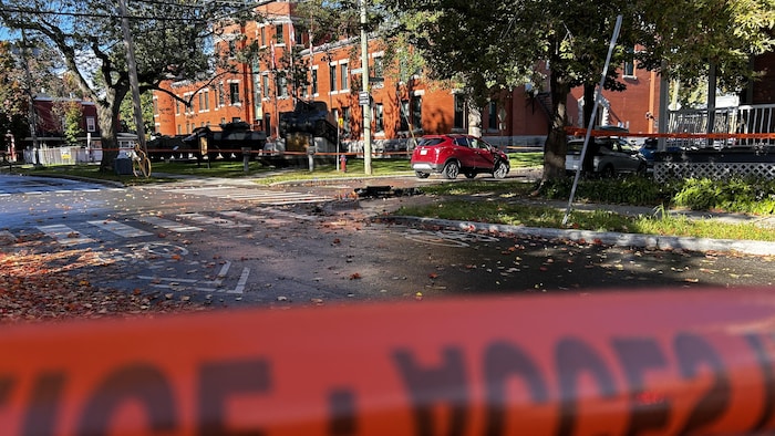 Un périmètre de sécurité et une scène d'accident.