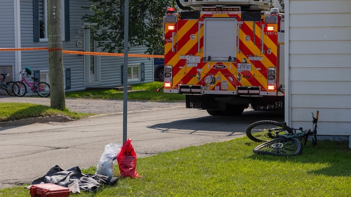Un vélo et un camion de pompiers. 