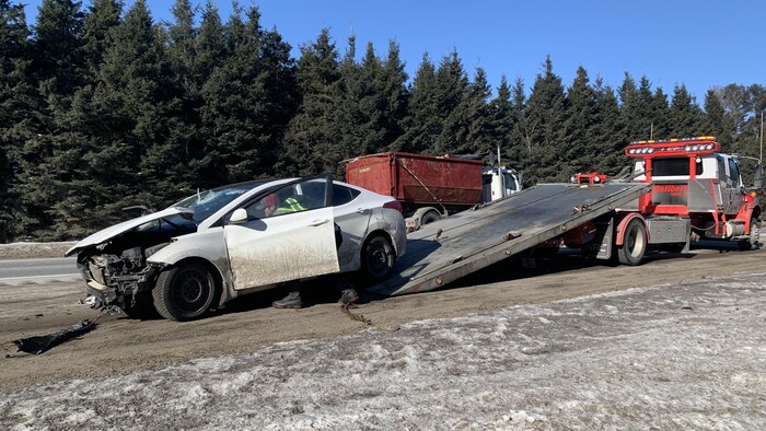 Une voiture en train d'être remorquée.