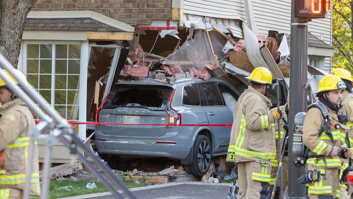 Un VUS encastré dans le coin d'une maison.