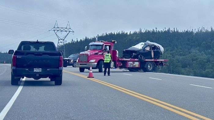 Une voiture accidentée est placée sur une remorqueuse.