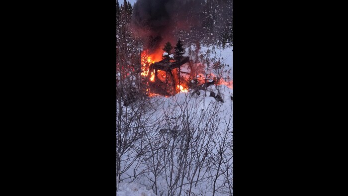 Une dameuse en feu en hiver.