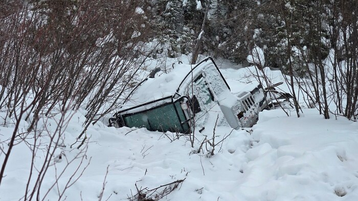 Une dameuse enfouie sous la neige.