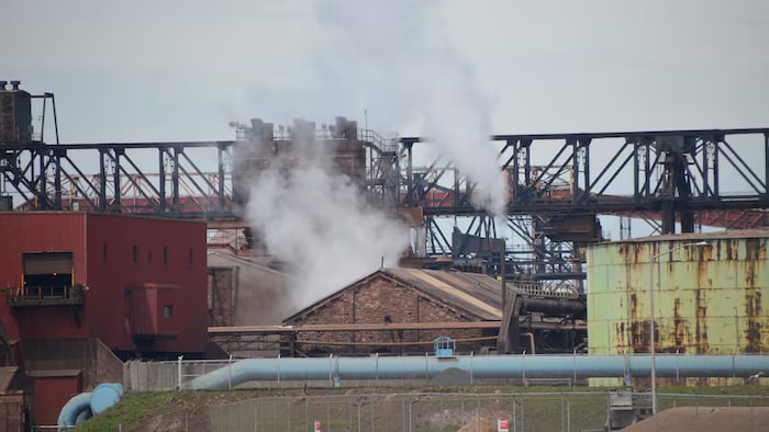 Une fumée s'échappe d'une usine.