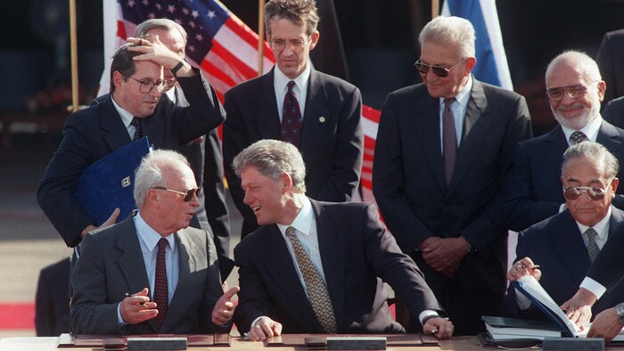 En 1994, le premier ministre israélien Yitzhak Rabin a signé un accord de paix avec le premier ministre jordanien Abdelsalam Majali, en présence du président américain Bill Clinton.