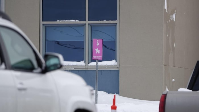 Une vignette de stationnement qui indique que la place est réservée pour les femmes enceinte et les familles.