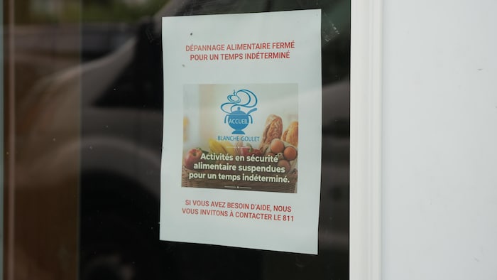 Une feuille de papier dans une fenêtre.