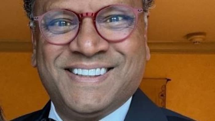 Une photographie professionnelle du Dr Ashwin Maharaj.