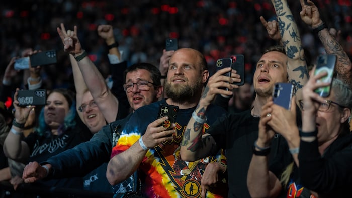 Des admirateurs du groupe AC/DC en bid de regarder le concert.