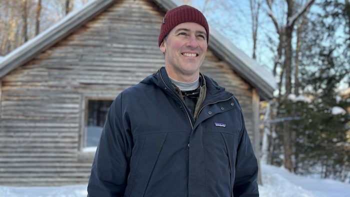 Hugo Veilleux devant sa cabane à sucre.