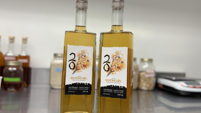 Deux bouteilles de vin d'érable.
