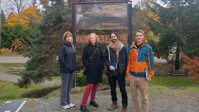  Mackenzie Judson (Institute for Integrated Energy Systems/UVIC), Vickey Brown (mairesse de Cumberland), Zachary Gould (ACET) et Pascal Gürber (Haute École de Lucerne) devant le parc patrimonial de la mine 6 à Cumberland.