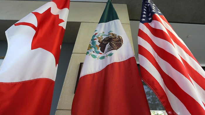 Les drapeaux des États-Unis, du Mexique et du Canada, placés côte à côte.