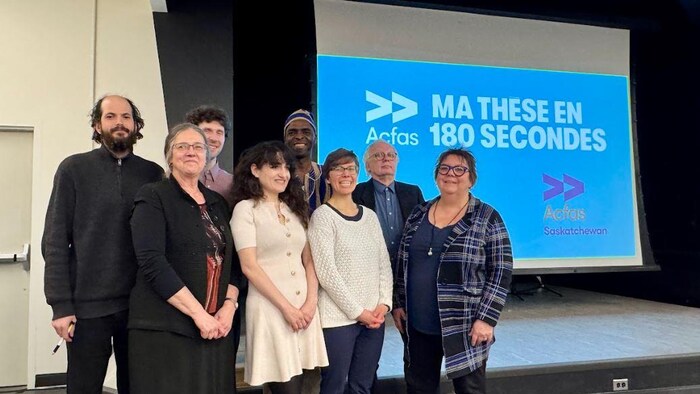 Plusieurs personnes sur une photo de famille, le 15 mars 2025 à Regina.