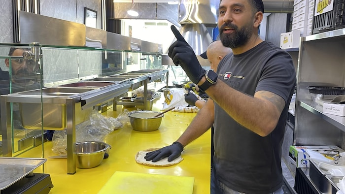 Achraf Arnaout prépare un sandwich de falafels dans son restaurant à Nabatieh, au Liban-Sud.