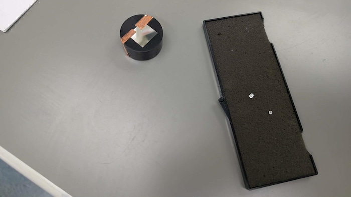 Des échantillons d'aluminium sont déposés sur une table.