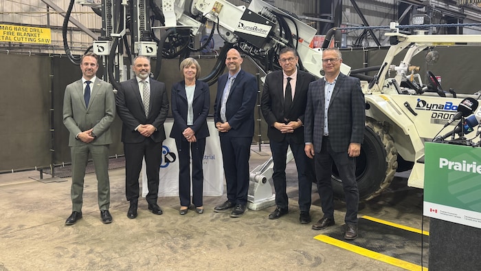 La ministre du Développement économique pour les Prairies, Eleanor Olszewski, le secrétaire d’État pour le développement rural, Buckley Belanger, accompagnés d'acteurs de l'industrie de l'acier de la Saskatchewan. 
