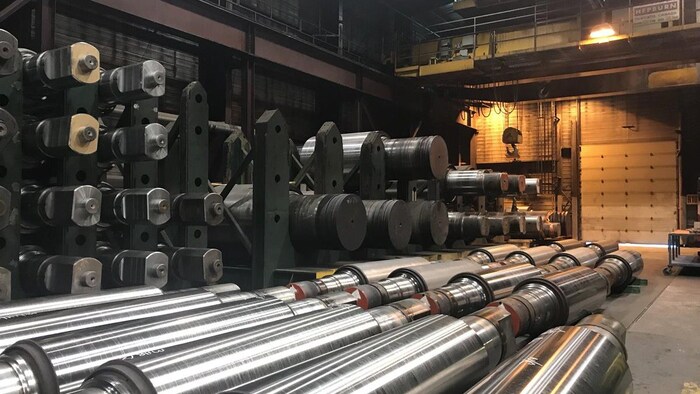 Des tuyaux d'acier à l'intérieur de l'usine Evraz à Regina. 