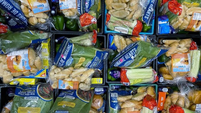 Exemple du type de paniers de produits de base distribués deux fois par semaine dans les locaux d'ACOMM.