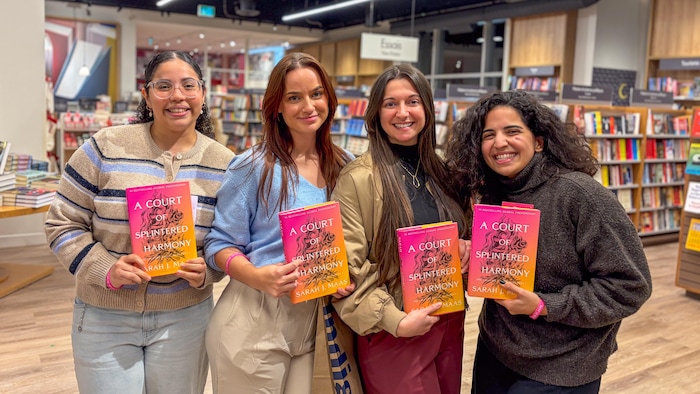 Quatre femmes tiennent leur exemplaire du 6e tome de la série ACOTAR.