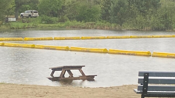 Une table de pique-nique jetée à l'eau dans le cadre d'un acte de vandalisme.
