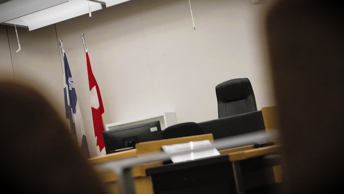 Salle d'audience avec fauteuil du juge.