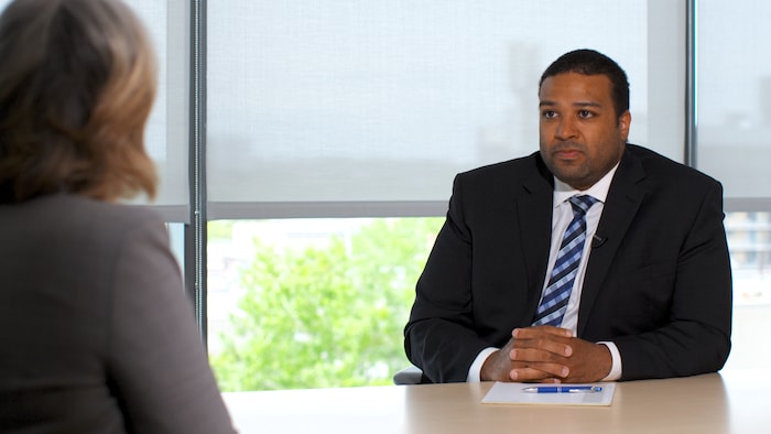 Jimmy Lambert en entrevue avec la journaliste Annie Hudon-Friceau en 2021 au sujet des frais illégaux à l'origine des actions collectives qu'il a intentées contre plus de 200 marchands de véhicules.