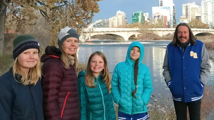 Sadie Vipond et sa famille aux côtés de Greta Thunberg et de son père.