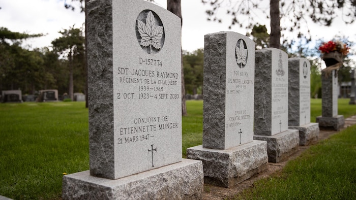 Des pierres tombales dans un cimetière en été.