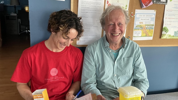 L'acupuncteur Félix Dénommé et l'intervenant societal  Denise-Massé, Serge Falardeau. Les deux hommes rient. 