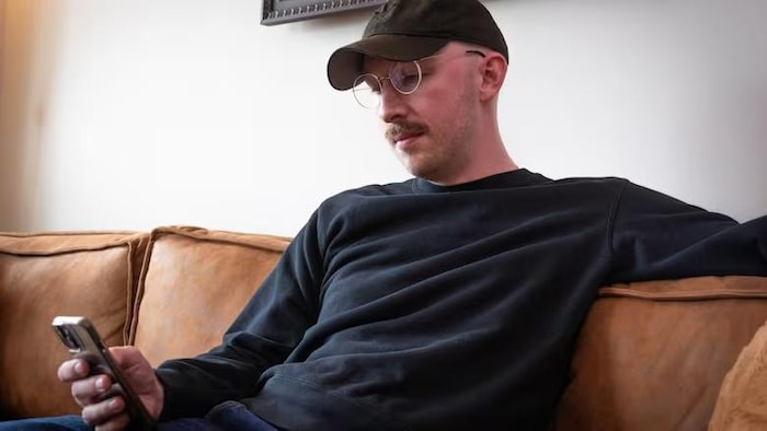 L'influenceur conservateur Adam Beattie dans son salon.