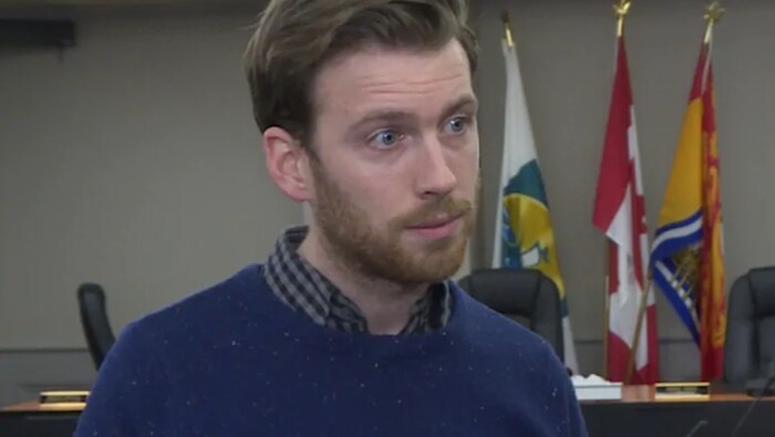 Adam Lordon, président de l’Association des Cités du Nouveau-Brunswick et maire de Miramichi, écoute attentivement une question du reporter.