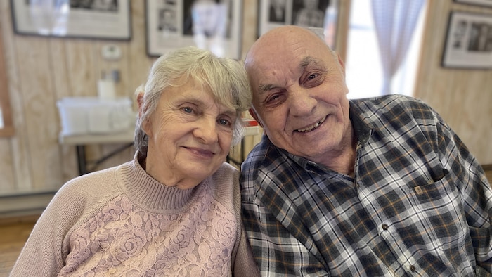 Régina et Adam sont souriants en se collant.