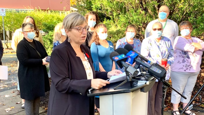 La ministre donne une conférence de presse à l'extérieur de l'établissement.
